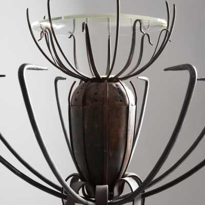 Lampadaire Pavot d'André Dubreuil, détail de la partie supérieure en fer forgé