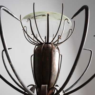 Lampadaire Pavot d'André Dubreuil, détail de la partie supérieure en fer forgé