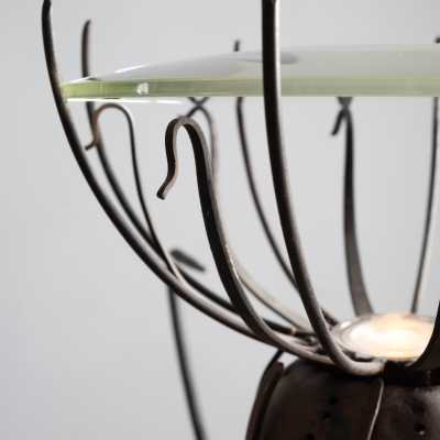 Lampadaire Pavot d'André Dubreuil, détail de la partie supérieure en fer forgé