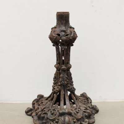 Guéridon de jardin en fonte vers 1860