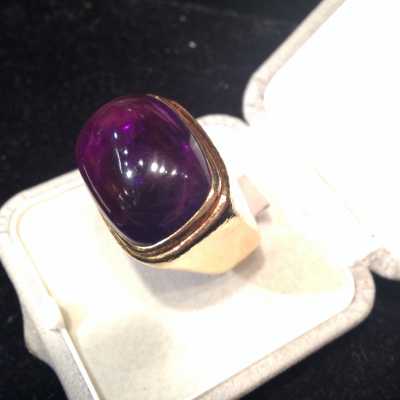 Bague en or jaune martelé 18 carats avec cabochon d’améthyste signée David Webb