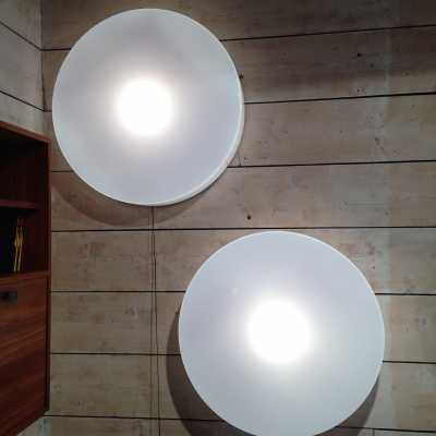 Deux appliques rondes en perplex et métal blanc des années 1980 