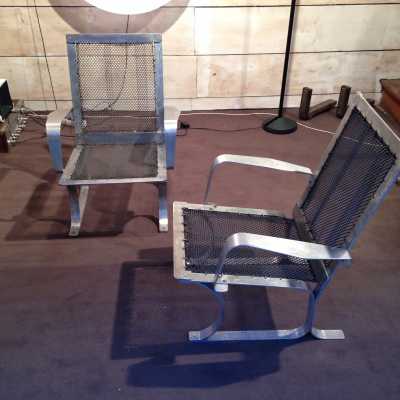 Petite paire de fauteuils en aluminium, travail artisanal, circa 1970