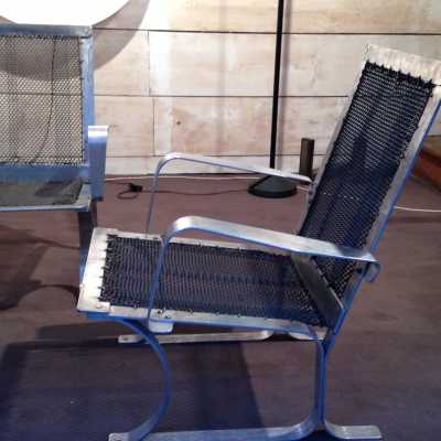 Petite paire de fauteuils en aluminium, travail artisanal, circa 1970