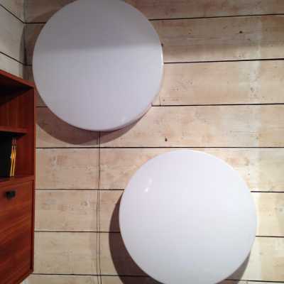 Deux appliques rondes en perplex et métal blanc des années 1980 