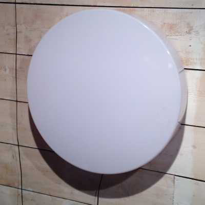 Deux appliques rondes en perplex et métal blanc des années 1980 