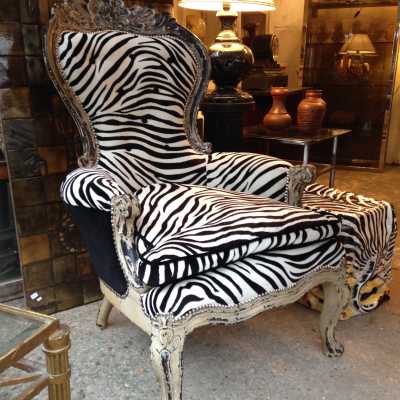 Fauteuil du XIXème siècle recouvert de velours façon zèbre