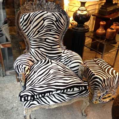 Fauteuil du XIXème siècle recouvert de velours façon zèbre