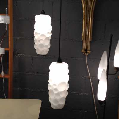 Suspensions en opaline des années 1940