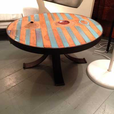 Table basse des années 1970, céramique et fer martelé