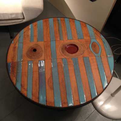 Table basse des années 1970, céramique et fer martelé