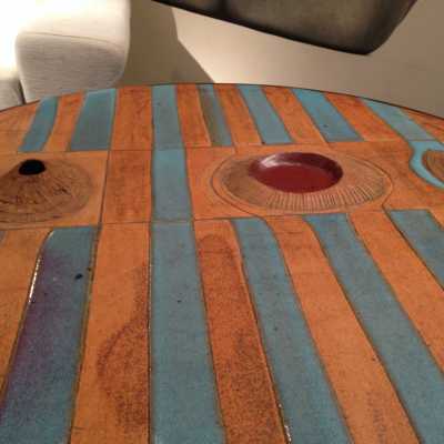 Table basse des années 1970, céramique et fer martelé