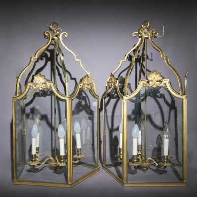 Paire de lanternes de style Louis XVI
