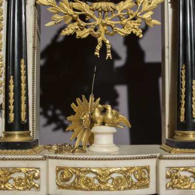 Pendule en marbre blanc et bronze doré, Louis XVI