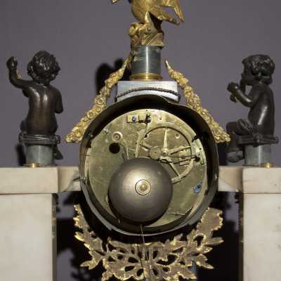 Pendule en marbre blanc et bronze doré, Louis XVI