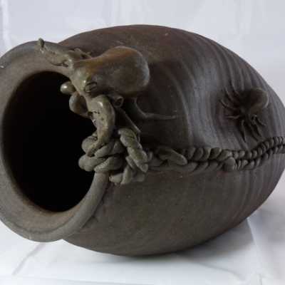 Vase en grès de Bizen motifs poulpes - Japon