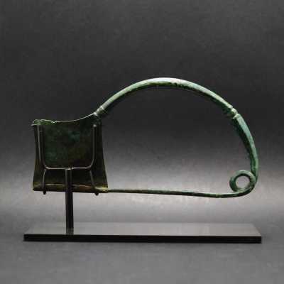 Grande fibule en bronze, Art grec, VIIIeme siècle avant notre ère