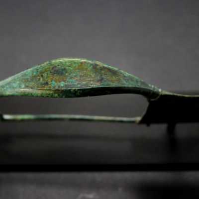 Grande fibule en bronze, Art grec, VIIIeme siècle avant notre ère