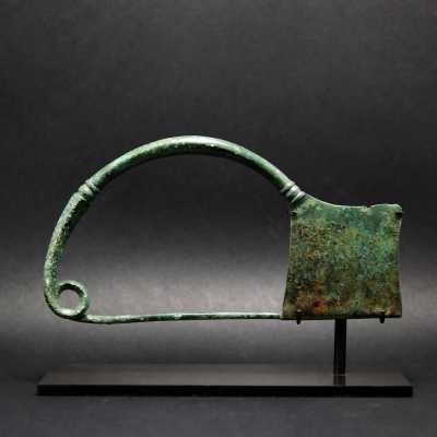 Grande fibule en bronze, Art grec, VIIIeme siècle avant notre ère