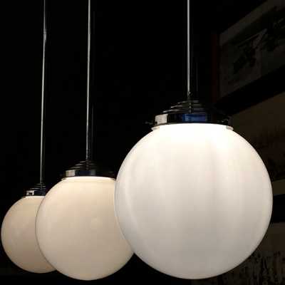 Suspensions globe verre opalin et métal (1960)