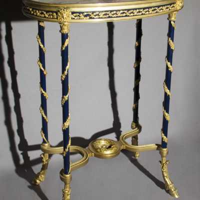 Guéridon en bois noirci, bronze doré et dessus marbre, fin XIXème