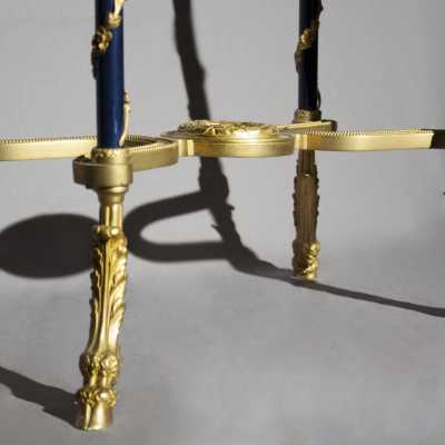 Guéridon en bois noirci, bronze doré et dessus marbre, fin XIXème