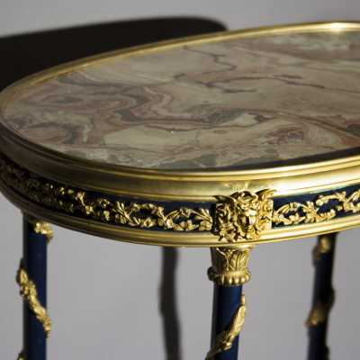 Guéridon en bois noirci, bronze doré et dessus marbre, fin XIXème