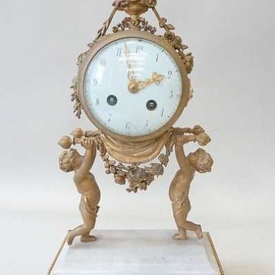 Pendule en marbre blanc et bronze doré du XIXème siècle