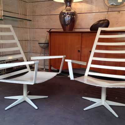 Paire de fauteuils tournants, tôle laquée crème, vers 1950