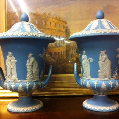 Paire de vases couverts Wedgwood