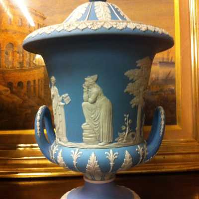 Paire de vases couverts Wedgwood