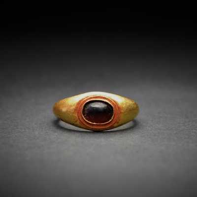 Bague en or et grenat romaine, Ier siècle