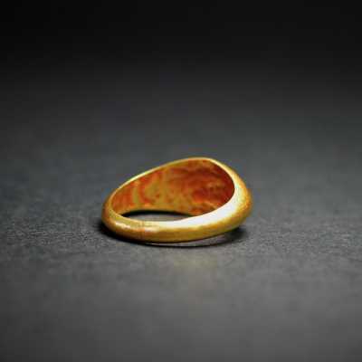 Bague en or et grenat romaine, Ier siècle