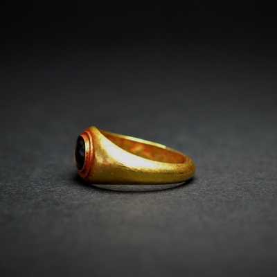 Bague en or et grenat romaine, Ier siècle