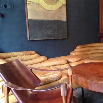Canapé .table basse . Fauteuil. Peinture