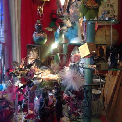 Lot de plumes et fleurs chapeaux. Lot of feathers and flowers for hats.