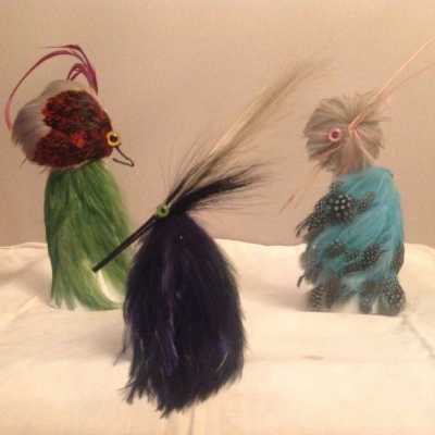 Lot de plumes et fleurs chapeaux. Lot of feathers and flowers for hats.