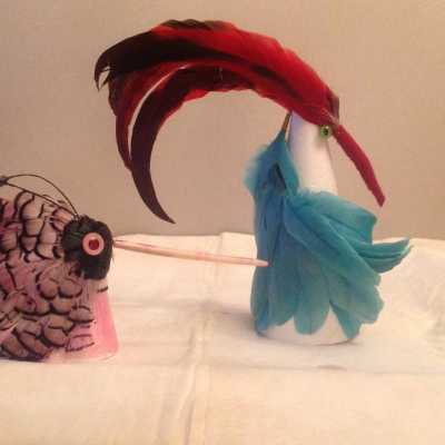 Lot de plumes et fleurs chapeaux. Lot of feathers and flowers for hats.