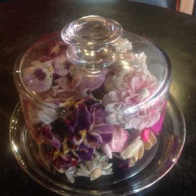 Lot de plumes et fleurs chapeaux. Lot of feathers and flowers for hats.