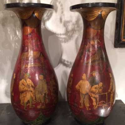 Paire de vases aux chinois en carton bouilli, XIXème siècle