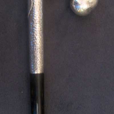 Canne ancienne pommeau en argent martelé, début XXème siècle