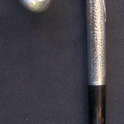Canne ancienne pommeau en argent martelé, début XXème siècle