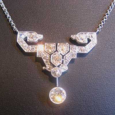Collier en or blanc, platine, diamants et une émeraude d’époque Art Déco