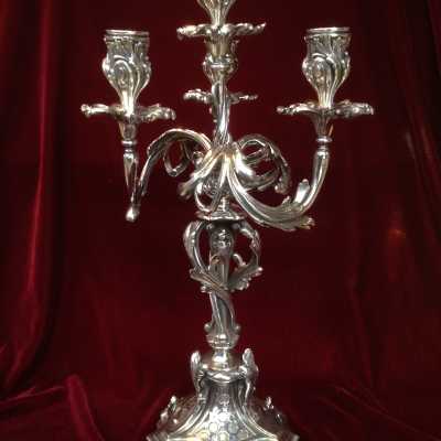 Paire de candélabres en bronze argenté de style Louis XV, 1880-1900
