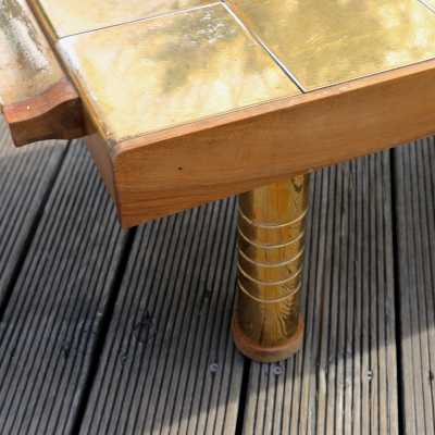 Table basse en céramique dorée. Année 1970