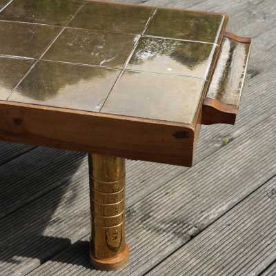 Table basse en céramique dorée. Année 1970
