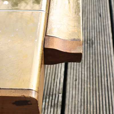 Table basse en céramique dorée. Année 1970