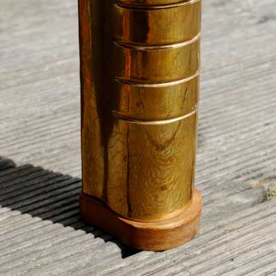 Table basse en céramique dorée. Année 1970
