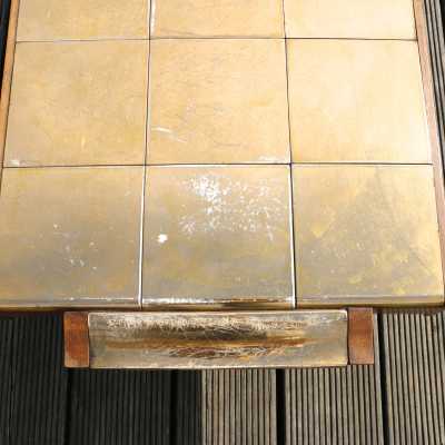 Table basse en céramique dorée. Année 1970