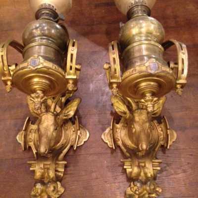 Étonnante suite de quatre appliques porte-lampes, milieu du XIXème siècle